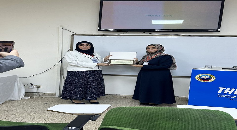 تسليم شهادة مشاركة في مؤتمر من قبل الاستاذ الدكتورة ايناس عدنان