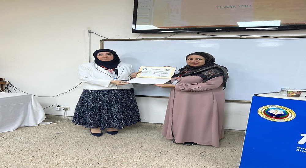 تسليم شهادة مشاركة من قبل الاستاذ الدكتورة ايناس عدنان الى المدرس الدكتورة زهراء محمد مصدق في مؤتمر الكلية