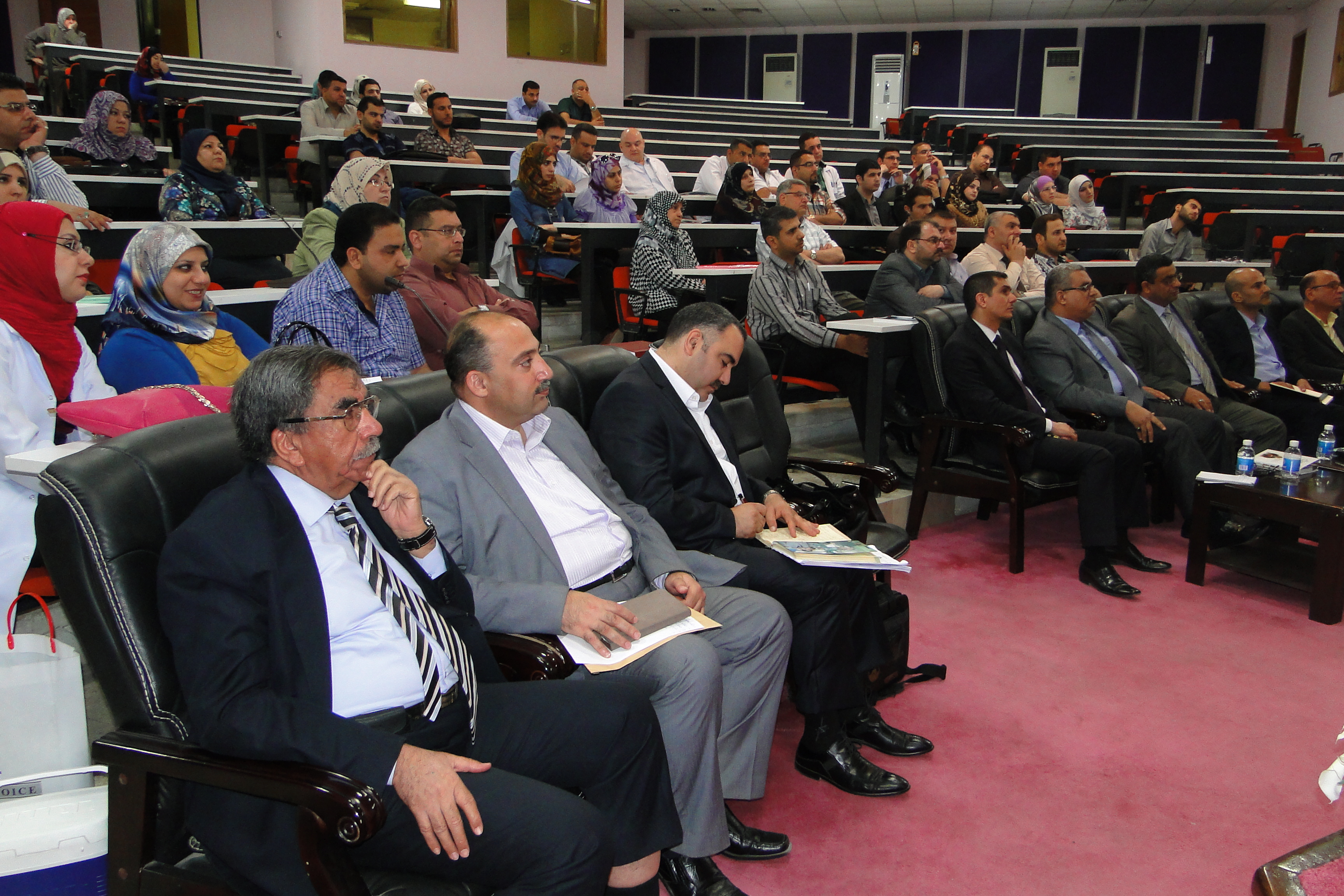 اجتماع عمادة كلية الطب – جامعة النهرين مع طلبة الدراسات العليا