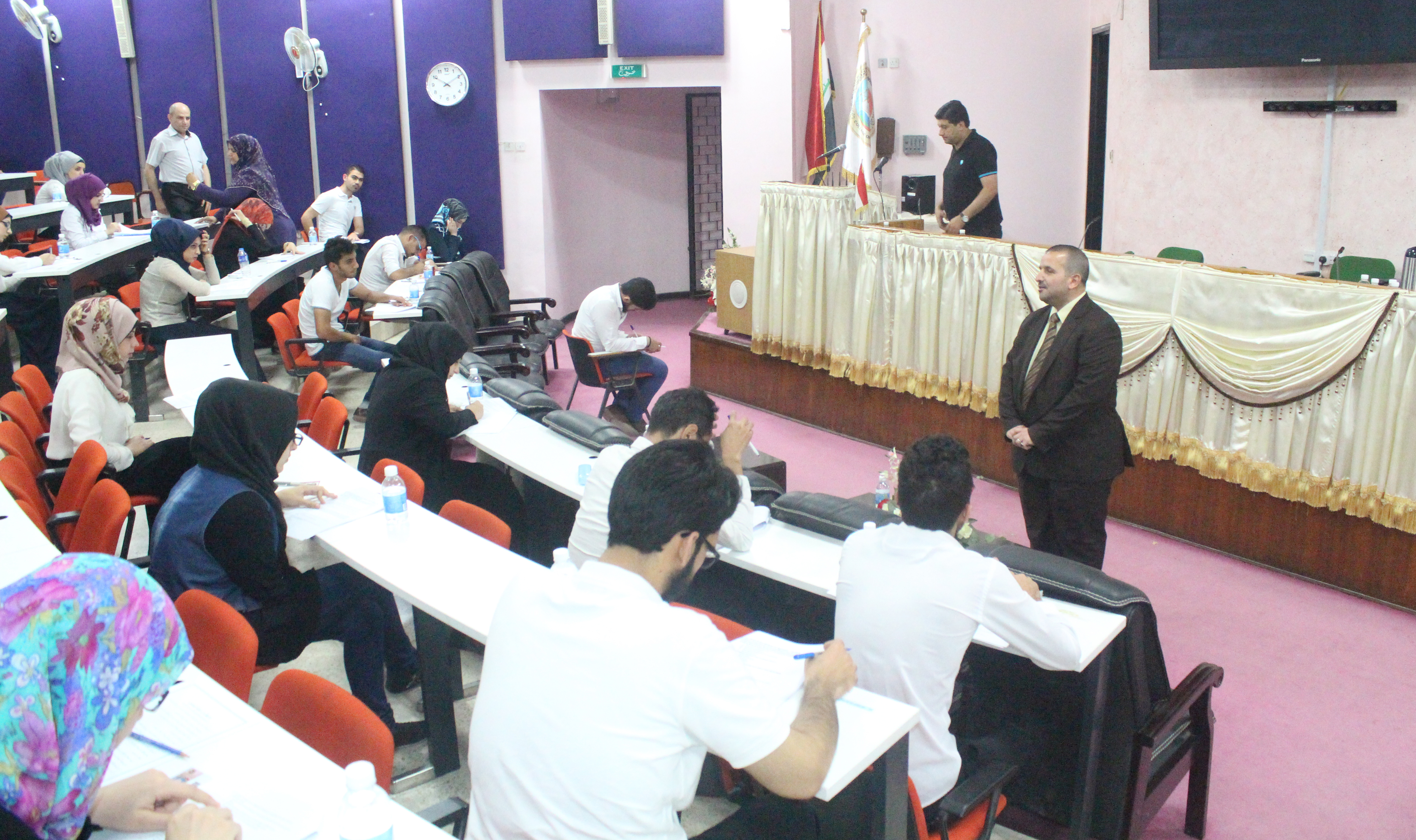 تفقد السيد عميد كلية الطب - جامعة النهرين سير الأمتحانات النهائية لطلبة الدراسات الأولية والعليا في كلتنا