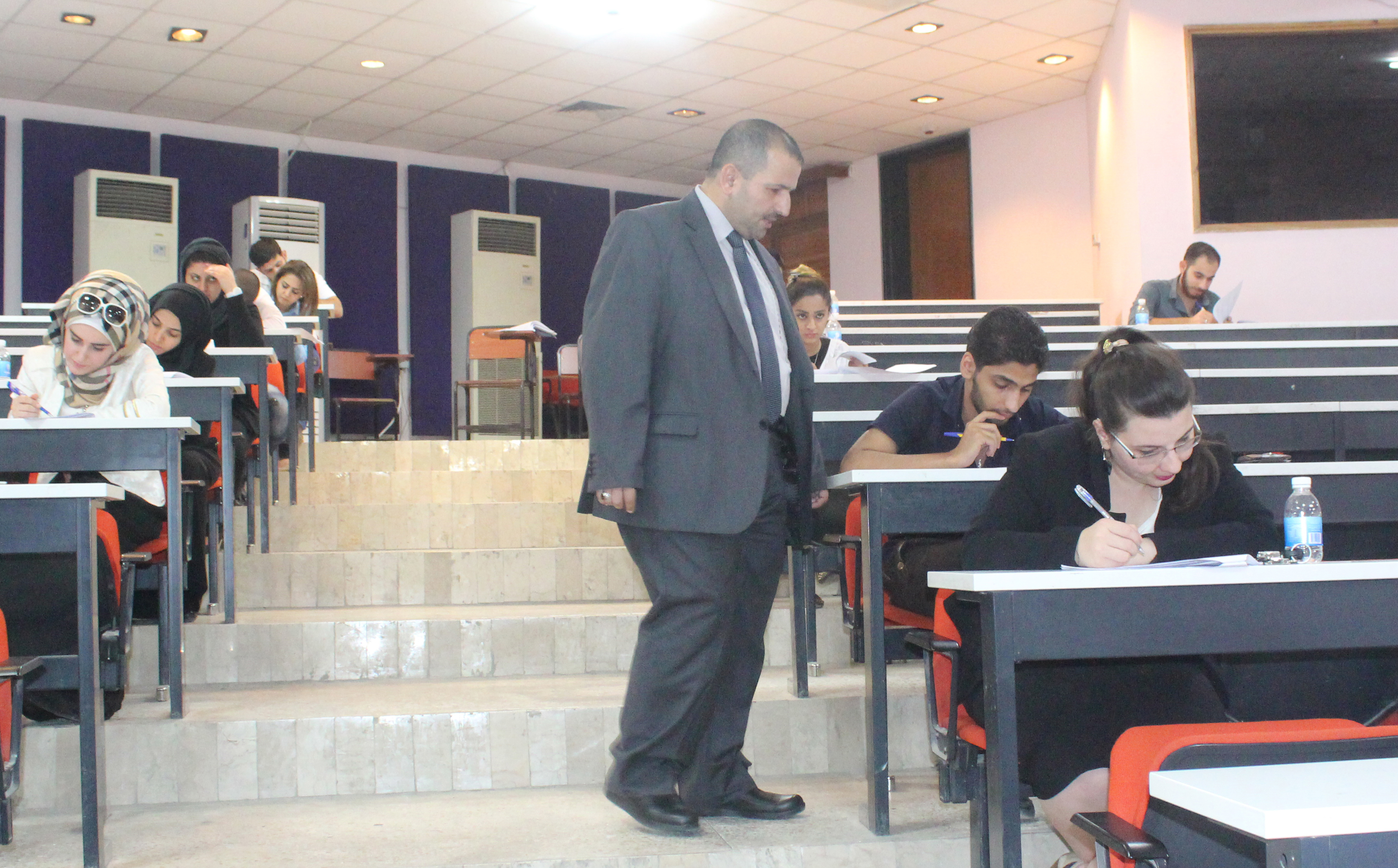 تفقد السيد عميد كلية طب النهرين - لامتحانات طلبة الدراسات الاولية للدور الثاني ... وحدة الاعلام