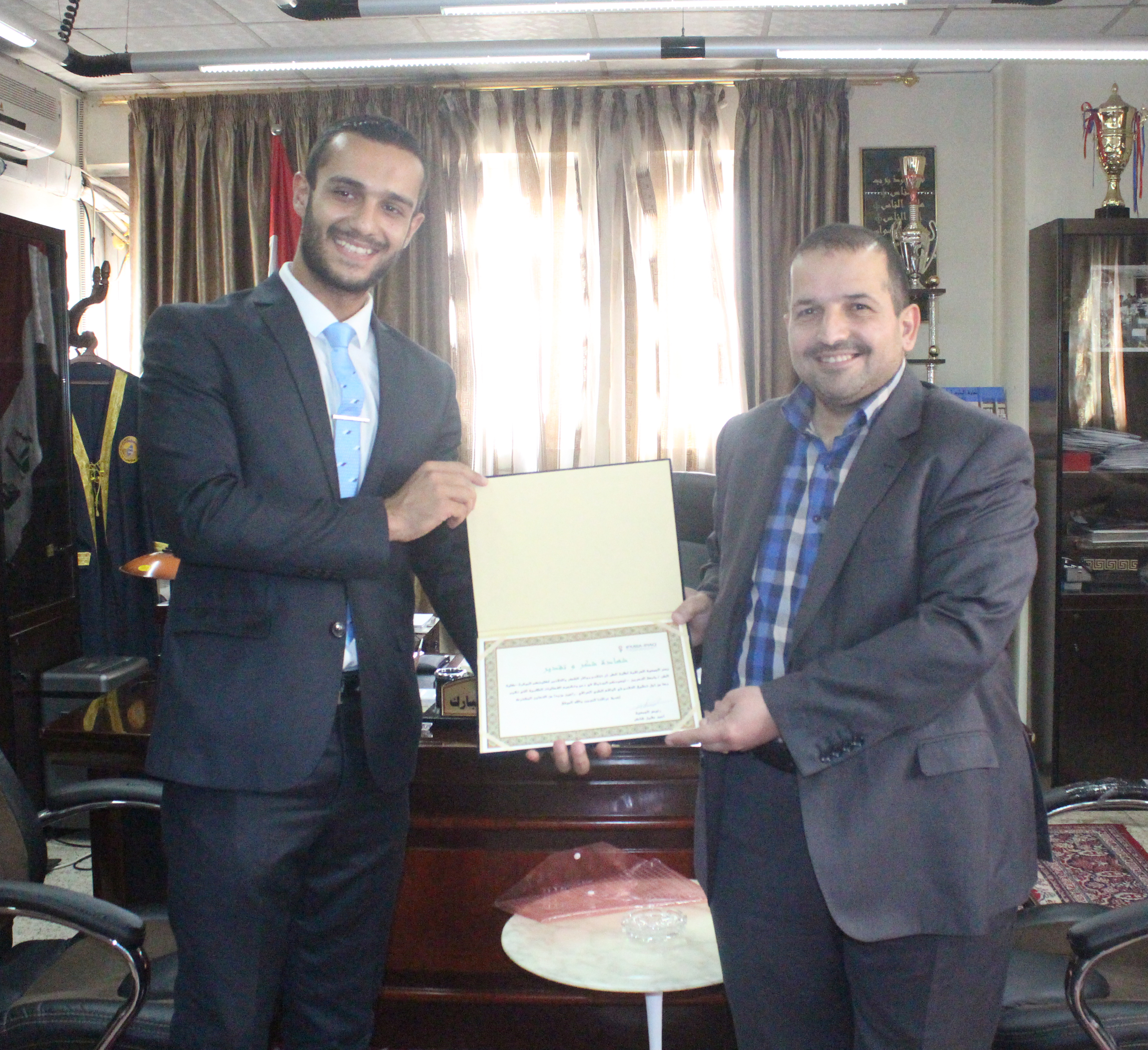  الجمعية العراقية لطلبة الطب (IFMSA – IRAQ) تمنح شهادة تقديرية لعمادة كلية الطب ... وحدة الاعلام 
