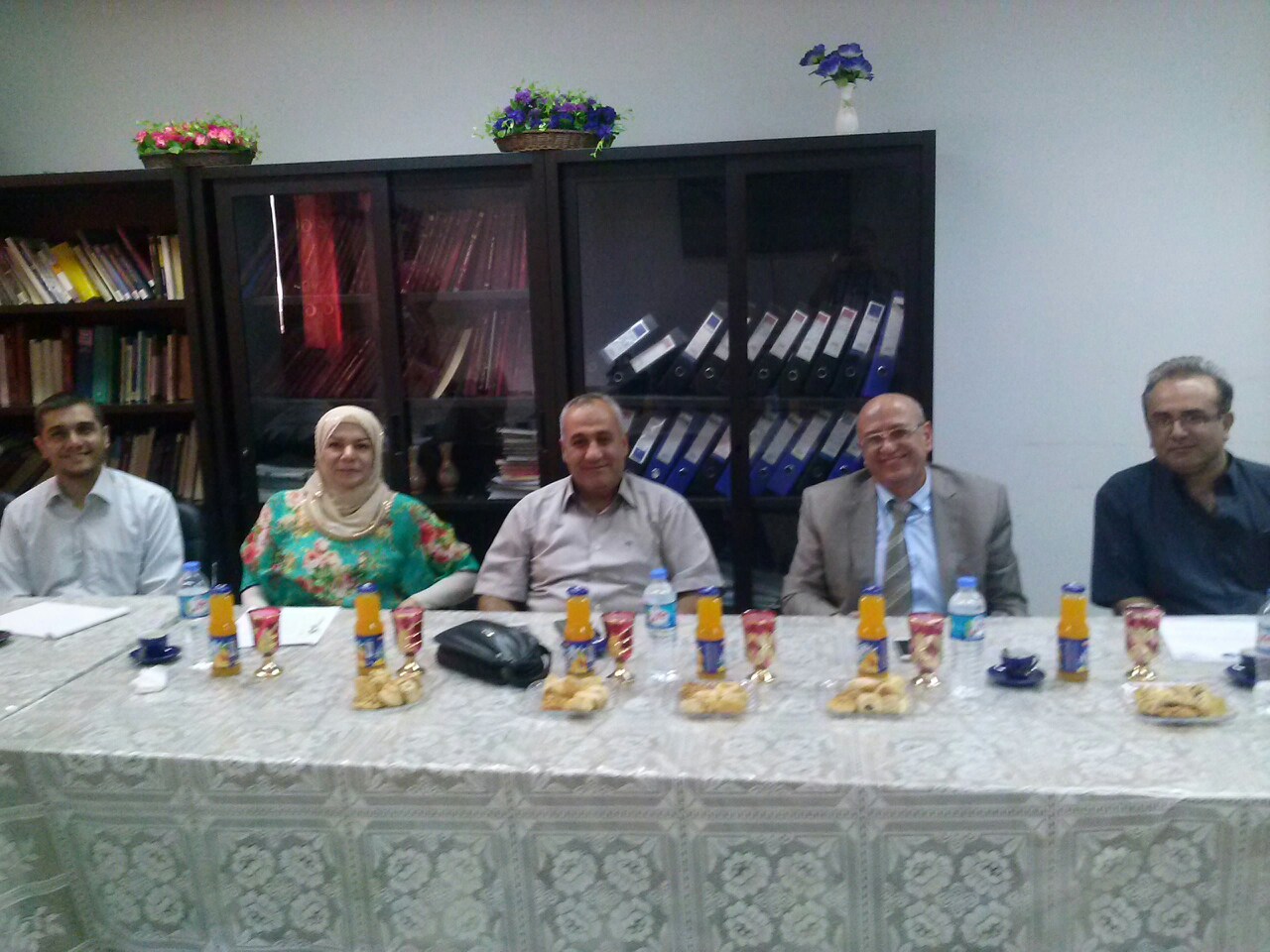 مناقشة خطة بحث طالبيتين في دراسة الماجستير في فرع الاحياء المجهرية