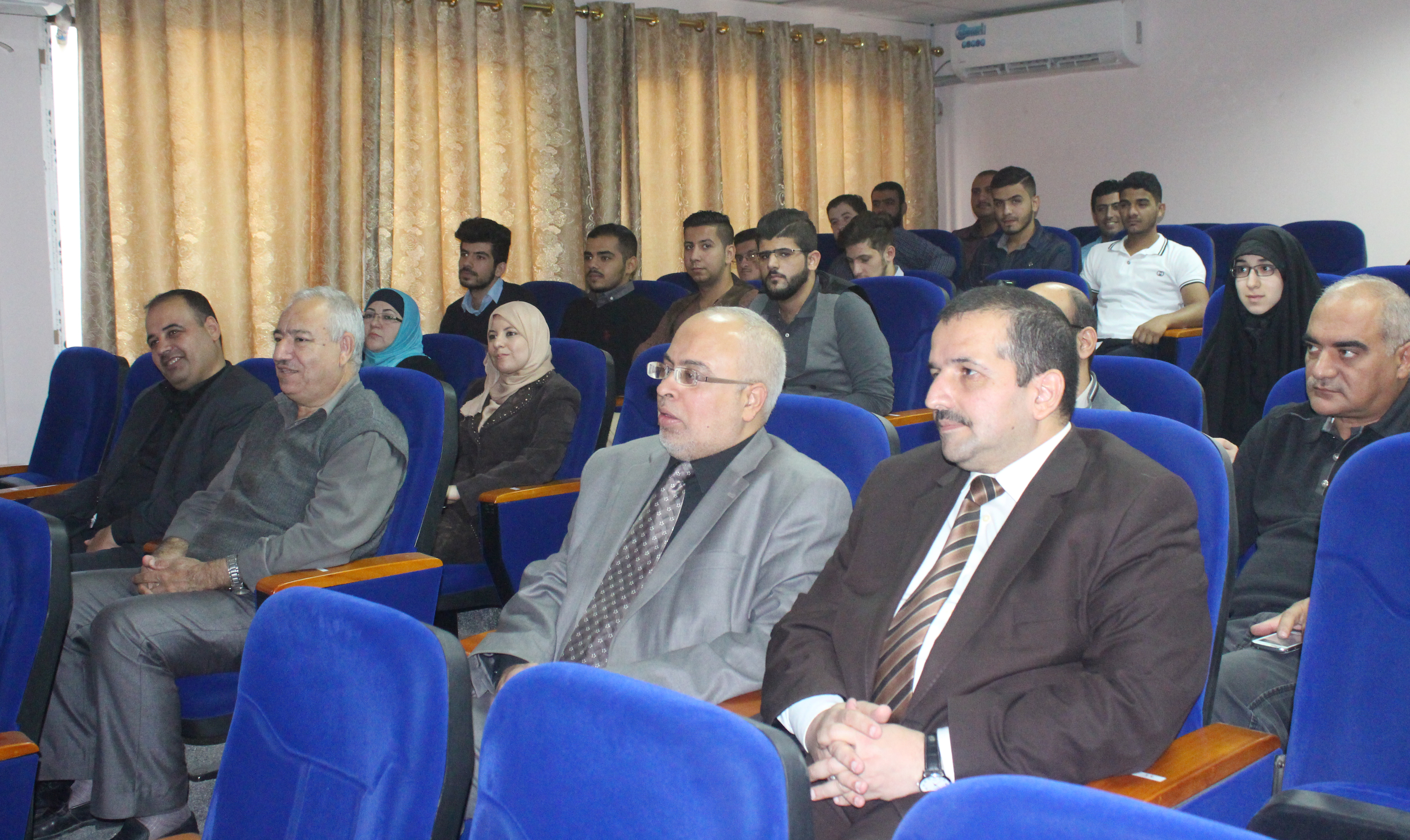 حضور السيد عميد الكلية ندوة عن (العلاقة بين الشكل الدوائي والوصفة الطبية ) في كلية صيدلة النهرين ... وحدة الأعلام