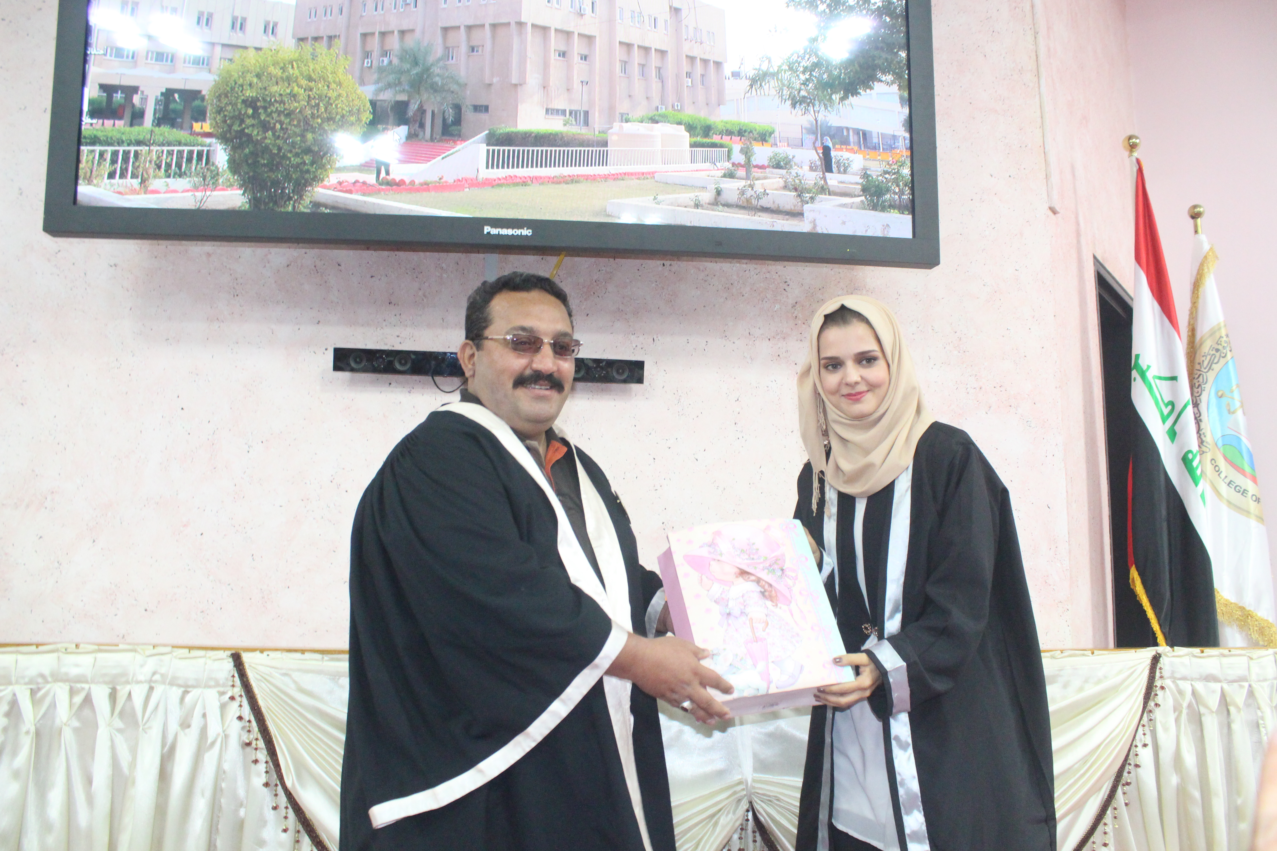 فرع الجراحة يكرم الطالبة الاولى على الجراحة في احتفالية ترديد القسم