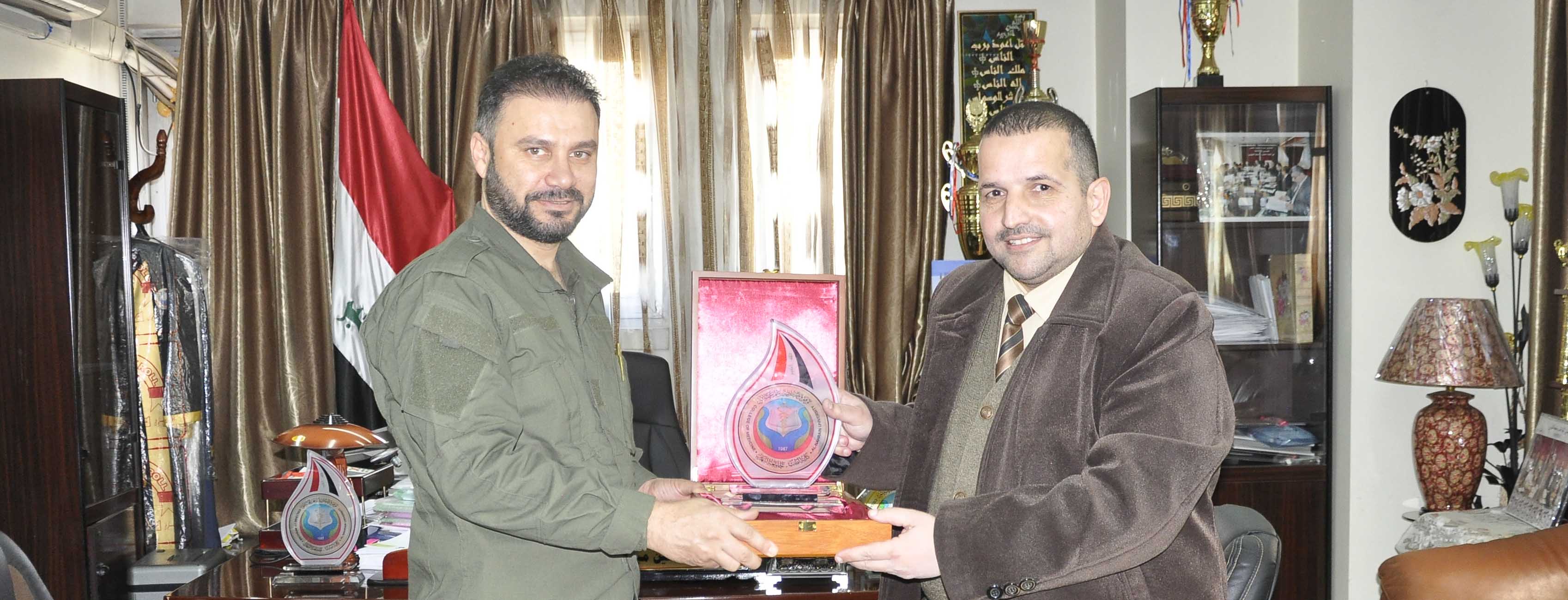 تكريم السيد عميد كلية الطب لأحد اعضاء آمرية طبابة الحشد الشعبي ... وحدة الاعلام 
