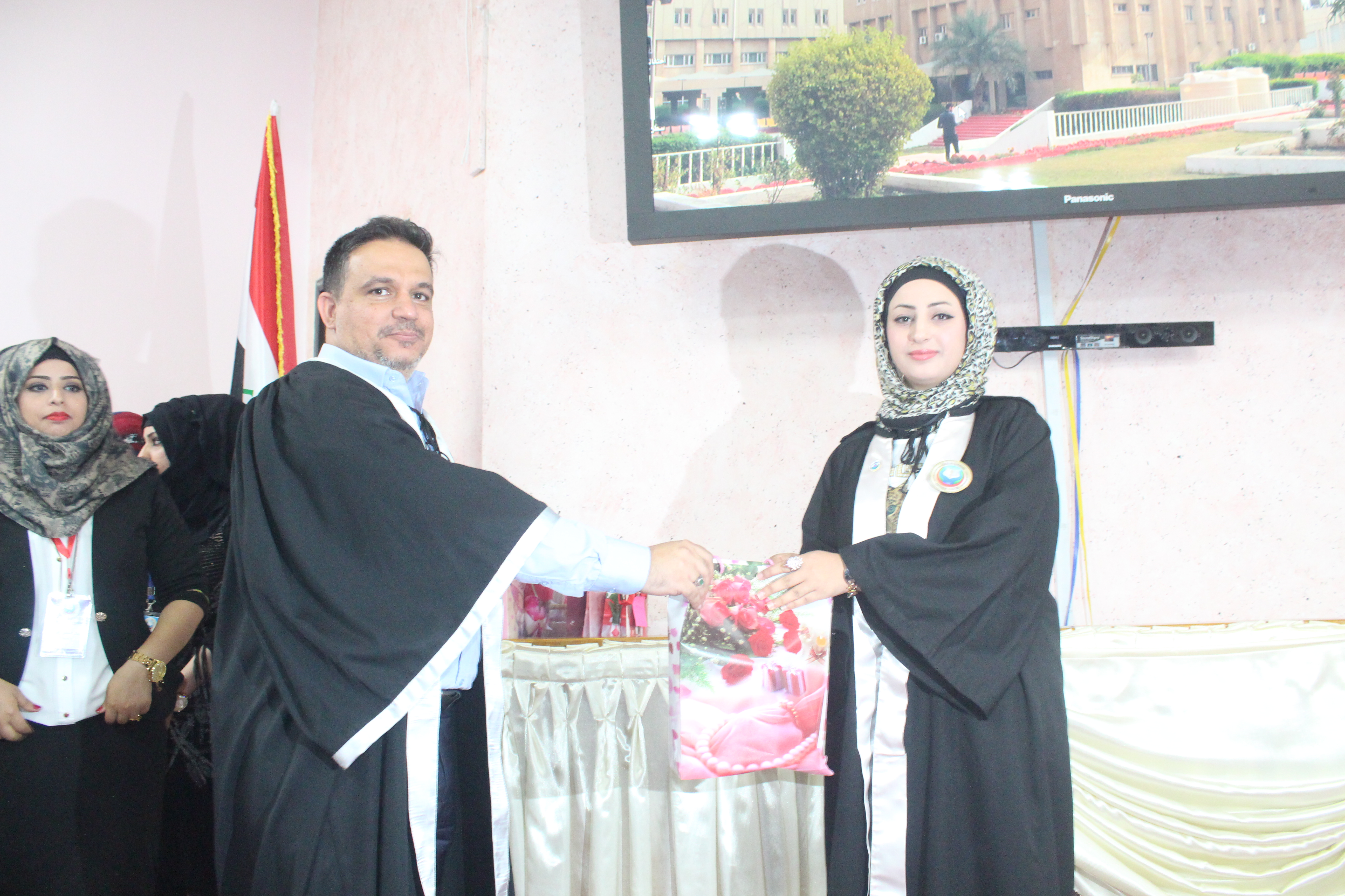 فرع الكيمياء والكيمياء الحياتية يكرم الطالبة الاولى على الكيمياء في احتفالية ترديد القسم