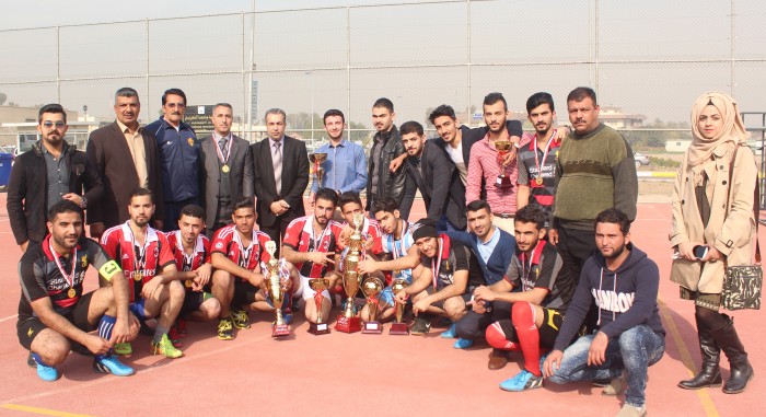 توزيع الجوائز لفريق كلية الطب ضمن النشاط الرياضي في مهرجان ربيع النهرين ..... وحدة الاعلام 