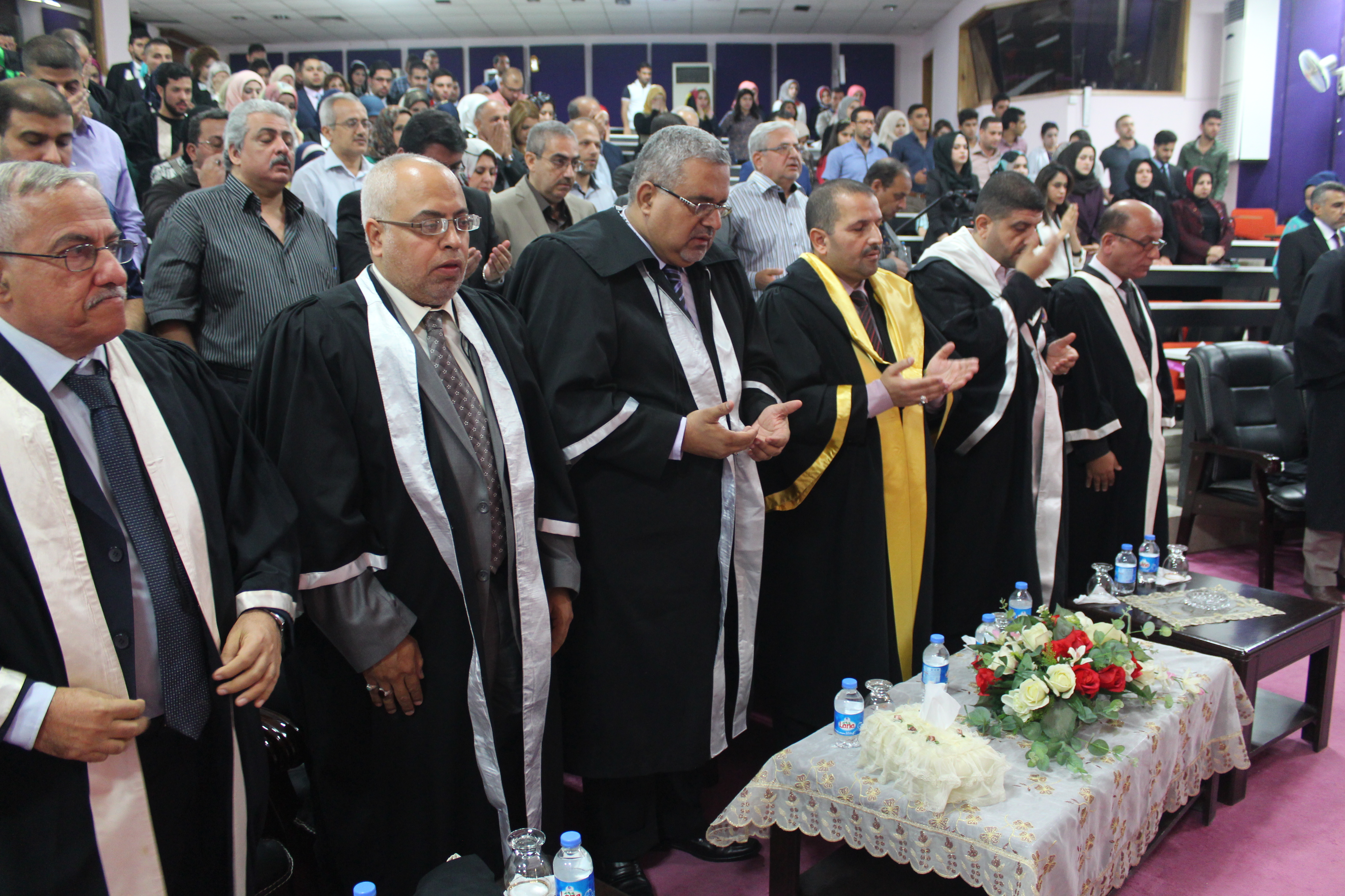 Rituals of repeating the medical oath ceremony of graduate students of the Faculty of Medicine for the year 2013-2014 , named (peace and development class) // Media Unit