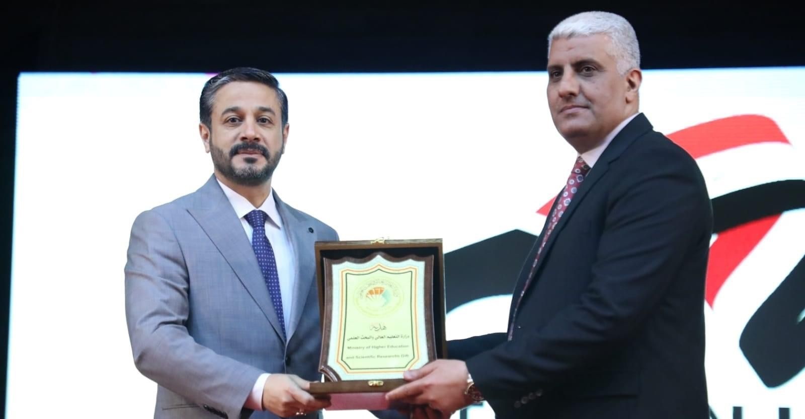 Honoring Al-Nahrain College of Medicine with the shield of the Ministry of Higher Education