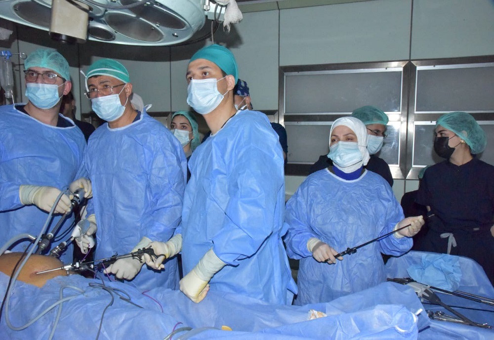 A specialized procedure for the removal of the right colon using laparoscopic surgery through small incisions, avoiding traditional surgery and large incisions.