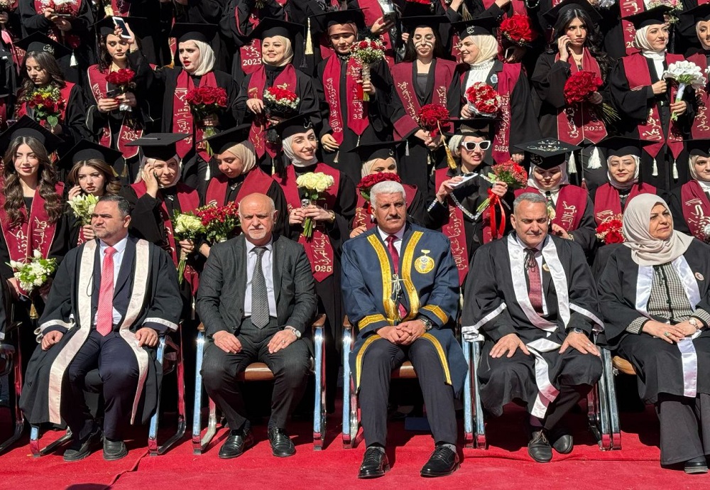 The students of the College of Medicine at Al-Nahrain University take their graduation photo in the presence of the academic staff and their families.