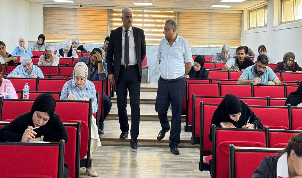 The Dean of the College of Medicine at Al-Nahrain University inspects the progress of the competitive examination for postgraduate students.