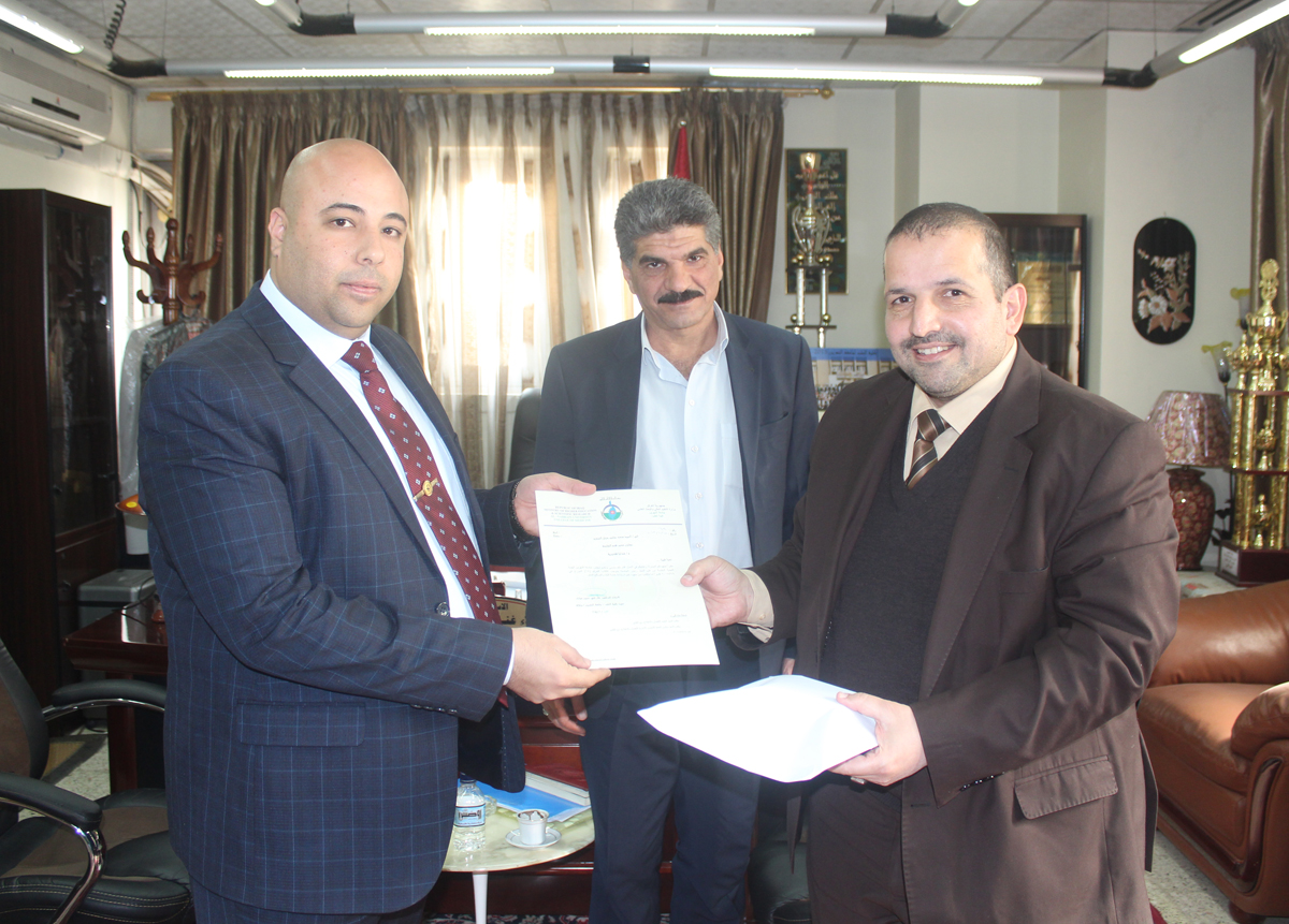 Dean of Al-Nahrain College of Medicine presented a gift to the assistant director of the Follow-up Departmen/ University Presidency ....Media Unitt/ 