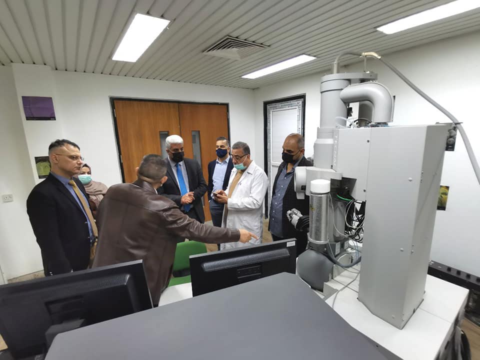 An inspection visit to the Dean of the College of Medicine of Al-Nahrain for the anatomy branch and electron microscopy laboratory.