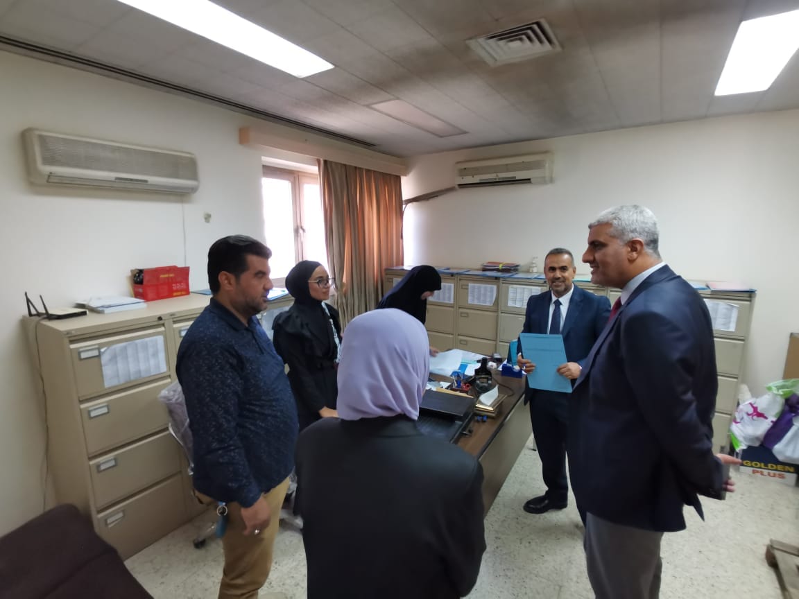 The Dean of Al-Nahrain College of Medicine inspects the registration process for first-stage students for the academic year 2022/2023.